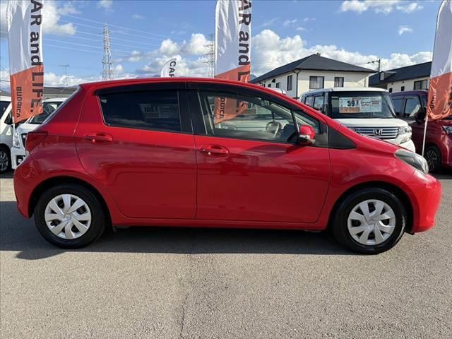 ヴィッツ Ｆ　禁煙車　純正ナビ　Ｂカメラ　ステリモ　フルセグ　ＢＴ　ＤＶＤ再生　ＬＥＤ　フォグ　電格　リモコンキー　横滑り防止　Ａストップ　バニティミラー　ＳＲＳエアＢ　シートアンダートレイ　マニュアルエアコン（11枚目）