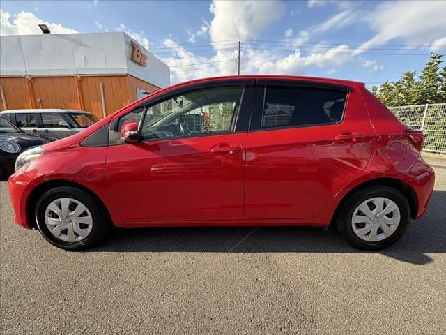 ヴィッツ Ｆ　禁煙車　純正ナビ　Ｂカメラ　ステリモ　フルセグ　ＢＴ　ＤＶＤ再生　ＬＥＤ　フォグ　電格　リモコンキー　横滑り防止　Ａストップ　バニティミラー　ＳＲＳエアＢ　シートアンダートレイ　マニュアルエアコン（12枚目）