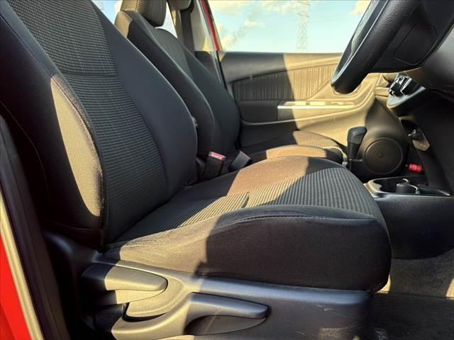 ヴィッツ Ｆ　禁煙車　純正ナビ　Ｂカメラ　ステリモ　フルセグ　ＢＴ　ＤＶＤ再生　ＬＥＤ　フォグ　電格　リモコンキー　横滑り防止　Ａストップ　バニティミラー　ＳＲＳエアＢ　シートアンダートレイ　マニュアルエアコン（16枚目）