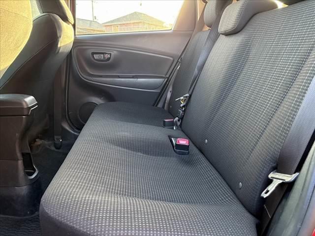 ヴィッツ Ｆ　禁煙車　純正ナビ　Ｂカメラ　ステリモ　フルセグ　ＢＴ　ＤＶＤ再生　ＬＥＤ　フォグ　電格　リモコンキー　横滑り防止　Ａストップ　バニティミラー　ＳＲＳエアＢ　シートアンダートレイ　マニュアルエアコン（19枚目）