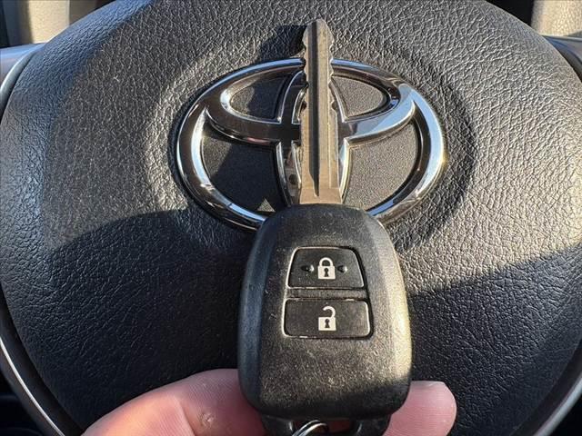 ヴィッツ Ｆ　禁煙車　純正ナビ　Ｂカメラ　ステリモ　フルセグ　ＢＴ　ＤＶＤ再生　ＬＥＤ　フォグ　電格　リモコンキー　横滑り防止　Ａストップ　バニティミラー　ＳＲＳエアＢ　シートアンダートレイ　マニュアルエアコン（22枚目）