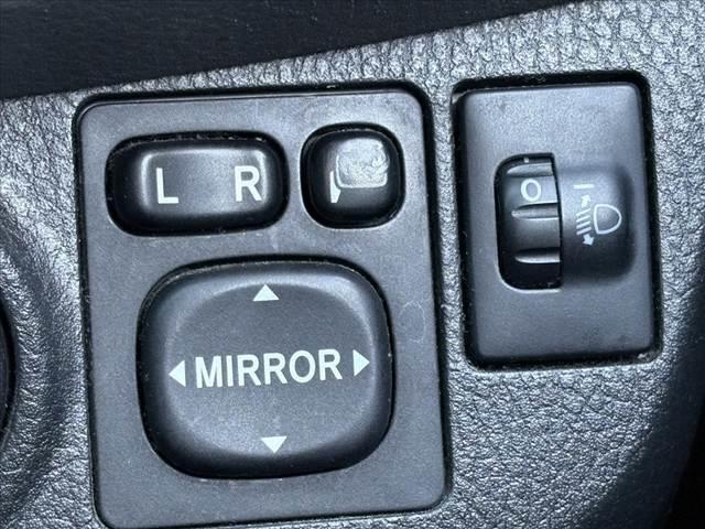 ヴィッツ Ｆ　禁煙車　純正ナビ　Ｂカメラ　ステリモ　フルセグ　ＢＴ　ＤＶＤ再生　ＬＥＤ　フォグ　電格　リモコンキー　横滑り防止　Ａストップ　バニティミラー　ＳＲＳエアＢ　シートアンダートレイ　マニュアルエアコン（26枚目）