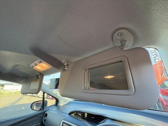 ヴィッツ Ｆ　禁煙車　純正ナビ　Ｂカメラ　ステリモ　フルセグ　ＢＴ　ＤＶＤ再生　ＬＥＤ　フォグ　電格　リモコンキー　横滑り防止　Ａストップ　バニティミラー　ＳＲＳエアＢ　シートアンダートレイ　マニュアルエアコン（31枚目）