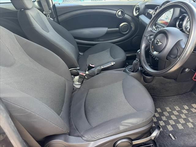ＭＩＮＩ クーパー　禁煙車　車検整備付　後期　プッシュスタート　スマートキー　ＡＡＣ　ＣＤデッキ　前後ドラレコ　タコメーター　ＥＴＣ　横滑り防止　サイドエアバック　純正１５インチＡＷ　革巻ステアリング　チルトステア　電格（16枚目）