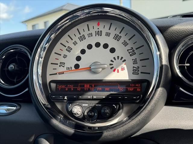 ＭＩＮＩ クーパー　禁煙車　車検整備付　後期　プッシュスタート　スマートキー　ＡＡＣ　ＣＤデッキ　前後ドラレコ　タコメーター　ＥＴＣ　横滑り防止　サイドエアバック　純正１５インチＡＷ　革巻ステアリング　チルトステア　電格（21枚目）