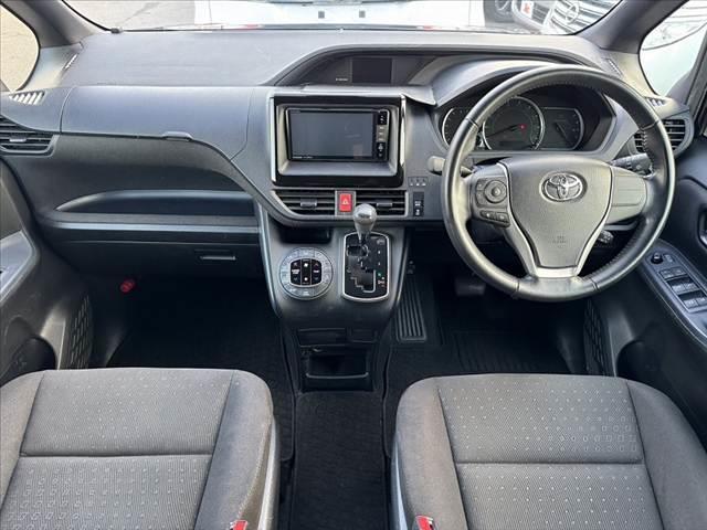 ヴォクシー Ｖ　車検整備付　禁煙車　フルセグナビ　セーフティセンスＣ　電動スライドドア　Ｐスタート　Ｂモニター　ＥＴＣ　ＬＥＤ　Ａハイビーム　先行車発進告知機能　クルコン　Ａライト　革巻きステアリング　ＢＴ　ステリモ（2枚目）