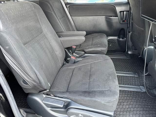 ヴォクシー Ｖ　車検整備付　禁煙車　フルセグナビ　セーフティセンスＣ　電動スライドドア　Ｐスタート　Ｂモニター　ＥＴＣ　ＬＥＤ　Ａハイビーム　先行車発進告知機能　クルコン　Ａライト　革巻きステアリング　ＢＴ　ステリモ（18枚目）