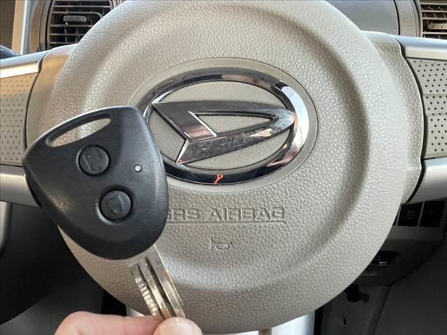 タント 　車検整備付　禁煙車　キーレス　両側スライドドア　横滑り防止装置　ＥＴＣ　アイドリングストップ　ＣＤオーディオ　電動格納ミラー　後席ロールサンシェード　ブラックリアスポイラー　ＳＲＳエアＢ　エアコン（5枚目）