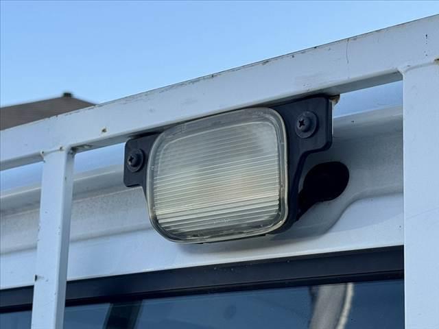 アクティトラック SDX 5速ミッション 車検整備付 リモコンキー マニュアルエアコン パワーウィンドウ パワードアロック 三方開荷台 ガードパイプ付トリイ 荷台作業灯 FMラジオ 社外12AW シガー ETC エアバッグ(26枚目)