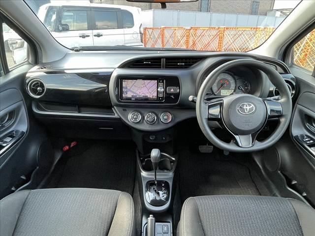 ヴィッツ Ｆ　セーフティーエディションＩＩＩ　後期　ナビ　セーフティＳ　ＬＥＤ　Ａライト　Ｂカメラ　ＢＴ　ＤＶＤ　ＥＴＣ　Ｐスタート　Ａ／Ｃ　Ｐガラス　フォグランプ　Ｗエアバッグ　バニティミラー　電格ミラー　ＡＢＳ　スマートエントリー（2枚目）