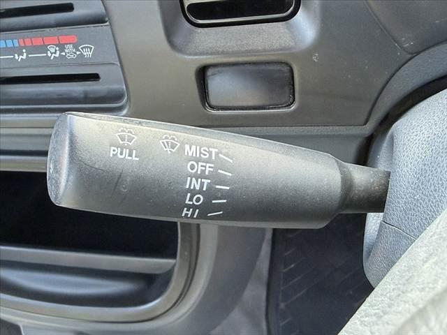 ハイゼットトラック スペシャル　車検整備付　禁煙　５ＭＴ　パワーステアリング　スピーカー内装ＡＭラジオ　荷台ゴムマット　三方開荷台　フロアゴムマット　サイドバイザー　間欠式２スピードワイパー　最大積載量３５０ｋｇ　サンバイザー（5枚目）