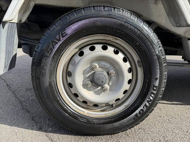 ハイゼットトラック スペシャル　車検整備付　禁煙　５ＭＴ　パワーステアリング　スピーカー内装ＡＭラジオ　荷台ゴムマット　三方開荷台　フロアゴムマット　サイドバイザー　間欠式２スピードワイパー　最大積載量３５０ｋｇ　サンバイザー（33枚目）