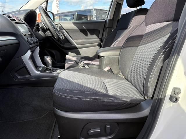 フォレスター ２．０ｉ－Ｌ　アイサイト　４ＷＤ　アイサイト　シートヒーター　ルーフレール　Ａライト　パワーシート　フルセグナビ　Ｂモニター　ＢＴ　ＤＶＤ　Ｐスタート　スマートキーＸ２　車線逸脱警報　レーダークルーズ　ＨＩＤ　純正１７ＡＷ（17枚目）