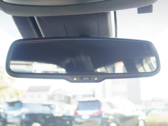 ルームミラーは後続車のライトが眩しい時、自動で光を弱めてくれる機能があります。