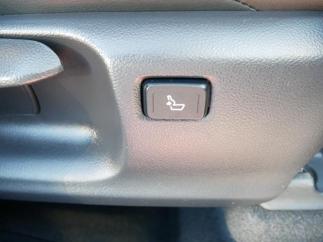 運転席はシート腰部の硬さ調節ができます。