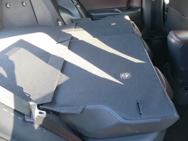 後列を畳むことで収納スペースを拡大できます。