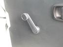 窓は手動で開ける方式です。