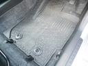 運転席はゴムマットです。
