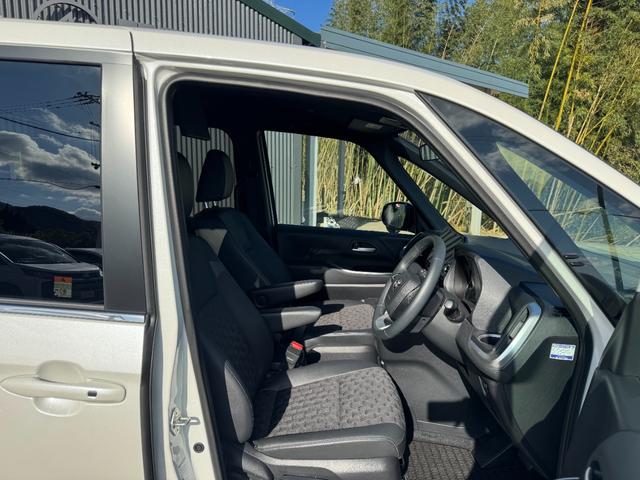 ヴォクシー Ｓ－Ｚ　ワンオーナー　禁煙車　１０．５インチＤＡ　プロジェクター式ＬＥＤヘッドランプ　１３．２型後席モニター　純正フロアマット　Ｂカメラ　ドラレコ　両側パワースライドドア　純正１７インチＡＷ（8枚目）