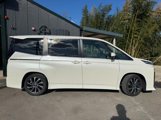 ヴォクシー Ｓ－Ｚ　ワンオーナー　禁煙車　１０．５インチＤＡ　プロジェクター式ＬＥＤヘッドランプ　１３．２型後席モニター　純正フロアマット　Ｂカメラ　ドラレコ　両側パワースライドドア　純正１７インチＡＷ（39枚目）