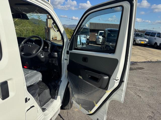 タウンエースバン ＧＬ　登録済未使用車　純正フロアマット　純正バイザー　スマートアシスト　コーナーセンサー　アイドリングストップ　マルチインフォメーションディスプレイ　キーレス　ＬＥＤヘッドランプ／クリアランスランプ（7枚目）