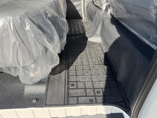 タウンエースバン ＧＬ　登録済未使用車　純正フロアマット　純正バイザー　スマートアシスト　コーナーセンサー　アイドリングストップ　マルチインフォメーションディスプレイ　キーレス　ＬＥＤヘッドランプ／クリアランスランプ（17枚目）