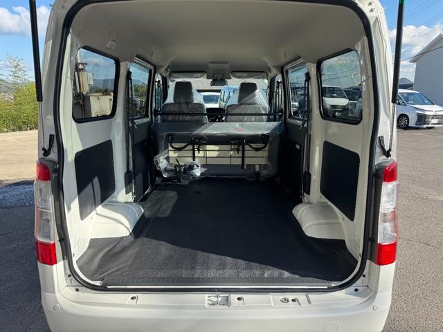 タウンエースバン ＧＬ　登録済未使用車　純正フロアマット　純正バイザー　スマートアシスト　コーナーセンサー　アイドリングストップ　マルチインフォメーションディスプレイ　キーレス　ＬＥＤヘッドランプ／クリアランスランプ（19枚目）