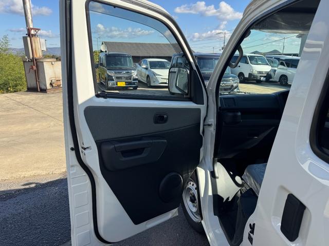 タウンエースバン ＧＬ　登録済未使用車　純正フロアマット　純正バイザー　スマートアシスト　コーナーセンサー　アイドリングストップ　マルチインフォメーションディスプレイ　キーレス　ＬＥＤヘッドランプ／クリアランスランプ（21枚目）