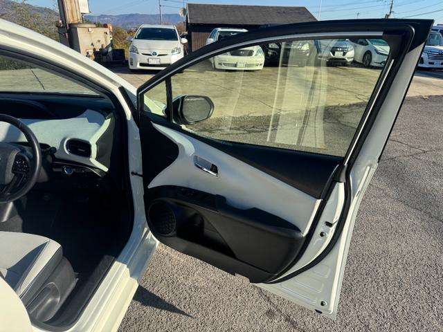 プリウス Ｓツーリングセレクション　シロ内装　純正ナビ　衝突軽減ブレーキ　シートヒーター　ＬＥＤヘッドランプ／フォグランプ　レーダークルーズ　オートマチックハイビーム　字光式ナンバープレート（7枚目）