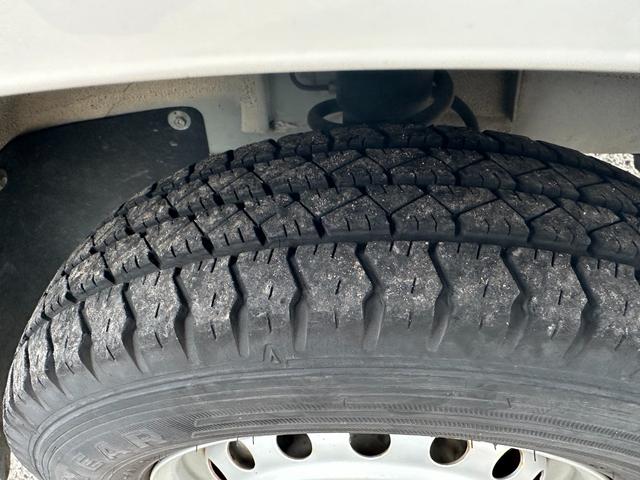 タイヤ十分溝残っています。