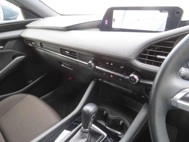 �ԕ������t�B���^�[�t�̃t���I�[�g�G�A�R�������B�^�]�ȂƏ���ȂœƗ����Đݒ艷�x�𒲐��ł��A���K�Ȏ��������������܂��B�R���g���[���p�l���́A�@�\�������߂�ƂƂ��ɂ�������Ƃ����f�U�C���������B