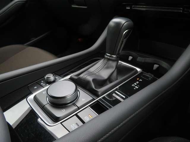 �Z���^�[�f�B�X�v���C�̑���͎茳�̃R�}���_�[���g�p���Ă��������܂��B���s���ł��p���̕ω������Ȃ�����\�Ȃ̂ŁA���S���ɂ��D��Ă��܂��B