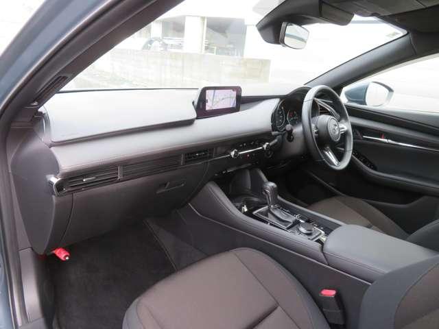 �ԕ������t�B���^�[�t�̃t���I�[�g�G�A�R�������B�^�]�ȂƏ���ȂœƗ����Đݒ艷�x�𒲐��ł��A���K�Ȏ��������������܂��B�R���g���[���p�l���́A�@�\�������߂�ƂƂ��ɂ�������Ƃ����f�U�C���������B