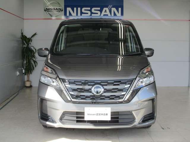 フロントマスクの大きなＶモーショングリルは日産らしさを引き立たせてくれます。
