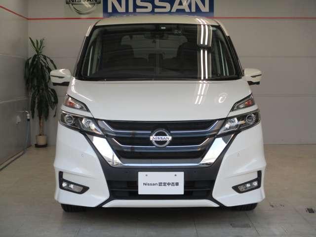 フロントマスクの大きなＶモーショングリルは日産らしさを引き立たせてくれます。雨の日に安心のフォグランプ付き！