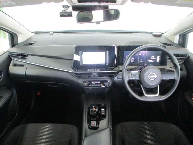 黒を基調としたスタイリッシュなデザインの運転席です。衝突被害軽減ブレーキ、レーンキープアシストなどの安心装備付き！