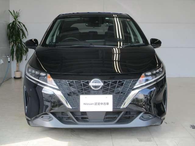 日産らしさを引き立てる大きなＶモーショングリル。バンパーはエアロ形状で空力を考え設計されています。