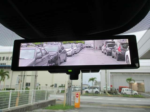 液晶ディスプレイで後方部を広い視野で確認できるルームミラーモニター搭載！
