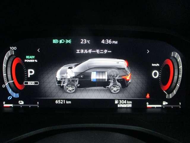 エンジンで発電していく様子も見えるメーター類。