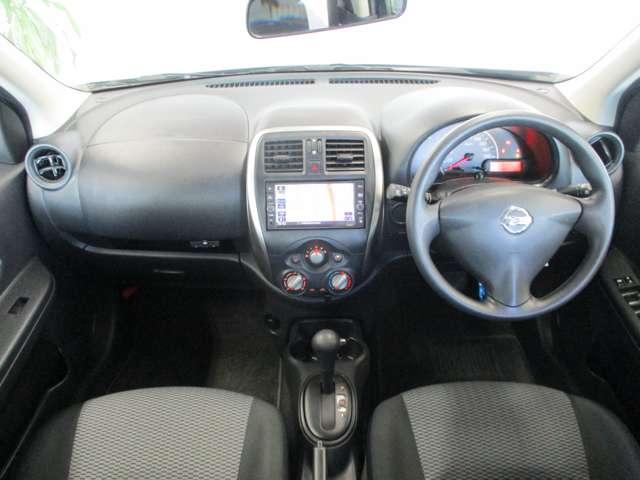 黒を基調としたスタイリッシュなデザインの運転席です。外装も内装もモコモコしていてかわいい！