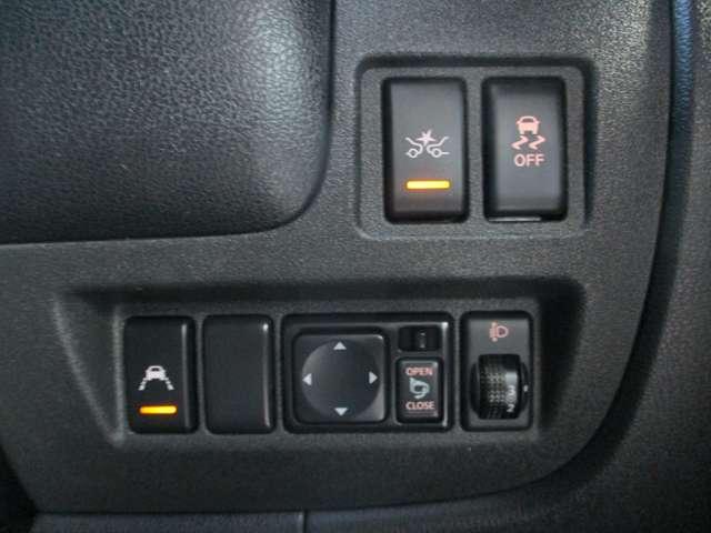 ■サイドミラー開閉調整スイッチ。■横滑り防止装置、■ヘッドライトマニュアルレベライザー（ライトの上下角を調整出来ます。）