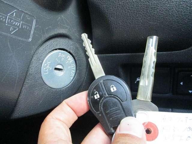 キーレスキー＆スペアキー各１個有り！エンジンはカギを回して始動するタイプです。
