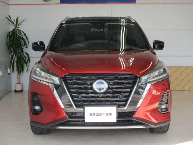 日産らしさを引き立てる上品なダーククローム調のフロントマスクでＶモーショングリルを主張しています。