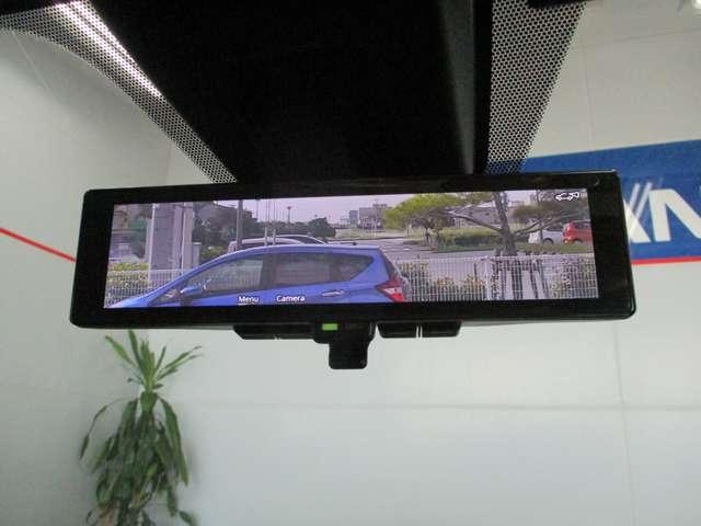 液晶ディスプレイで後方部を広い視野で確認できるルームミラーには、アラウンドビューモニターも投影されます！