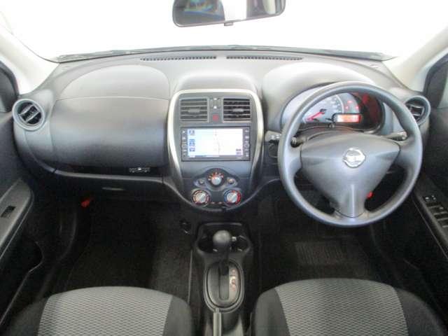 黒を基調としたスタイリッシュなデザインの運転席です。外装も内装もモコモコしていてかわいい！