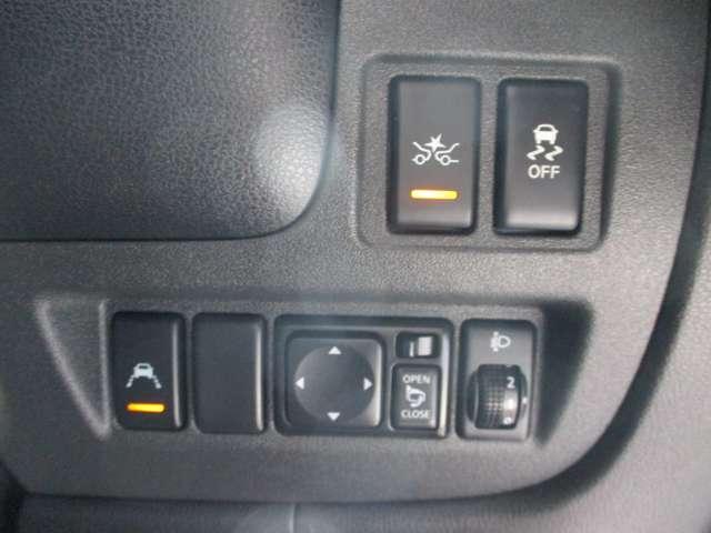 サイドミラー開閉調整スイッチ。横滑り防止装置。マニュアル式ヘッドライトレベライザー。