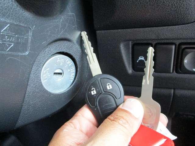 キーレスキー＆スペアキー各１個有り！エンジンはカギを回して始動するタイプです。