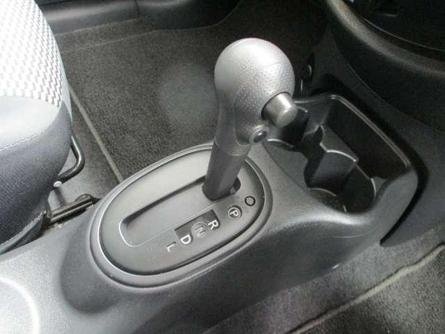 フロアタイプシフトレバー（オーバードライブ機能付）。シフトレバー前方にドリンクホルダー×２有。