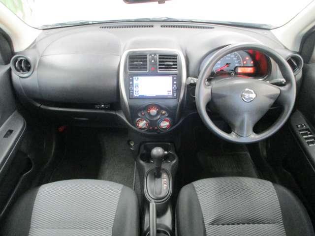 黒を基調としたスタイリッシュなデザインの運転席です