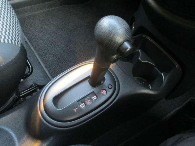 フロアタイプシフトレバー（オーバードライブ機能付）。シフトレバー前方にドリンクホルダー×２有。